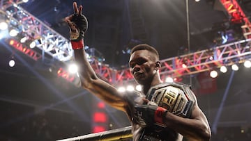 El nigeriano Israel Adesanya con su cinturón.