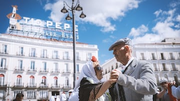 Dos personas bailan el chotis durante el pasacalles castizo ¡®Bailando por Madrid¡¯ por las Fiestas de San Isidro, en la Plaza Mayor de Madrid.