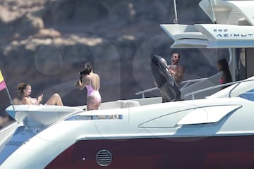 Theo Hernández y su novia Adriana Pozueco de vacaciones en Ibiza.