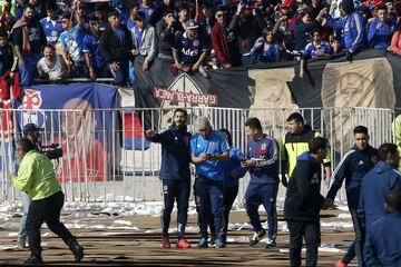 Hinchas de Universidad de Chile realizan el tradicional Banderazo previo al Superclásico. En la fotografía Johnny Herrera.