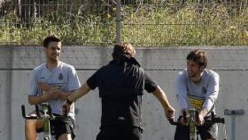 <b>PREVENIR ES CURAR. </b>Javi Márquez y Juan Forlín realizan bicicleta ante Mauricio Pochettino, durante el entrenamiento de ayer.