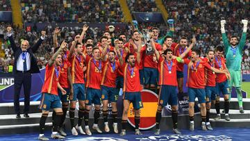 Ceballos, celebrando junto a sus compañeros y Luis de la Fuente el triunfo en la Eurocopa Sub-21 de 2019.