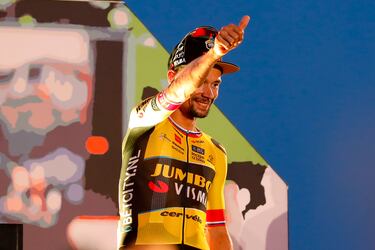 Primoz Roglic, del equipo Jumbo Visma, saluda a a los aficionados.