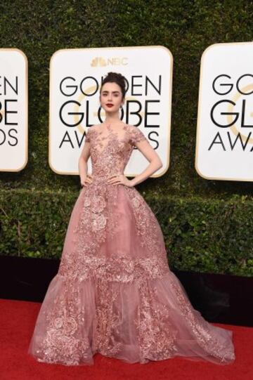 Lily Collins en la alfombra roja de los Globos de Oro.