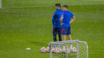 Llorente y Su&aacute;rez, en una sesi&oacute;n del Atl&eacute;tico. Ya esperan al Milan. Necesitan ganar, ganar o ganar.