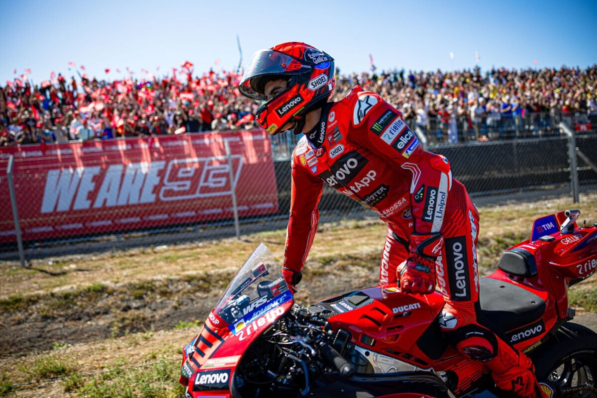 Marc Márquez pasa por delante de su grada con la MotoGP.