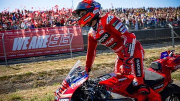 Marc Márquez pasa por delante de su grada con la MotoGP.