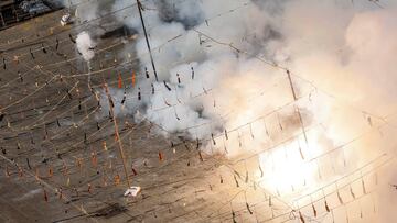 Detalle de los masclets durante el encendido de la primera Mascletá de marzo de las Fallas 2023, en la plaza del Ayuntamiento, a 1 de marzo de 2023, en Valencia, Comunidad de Valencia (España). El disparo pirotécnico corre a cargo de la Pirotecnia Peñarroja, de la Vall d'Uixó, que siempre tira por petición propia, el día 1 de marzo. La 'mascletà' ha estado dedicada a "todas las fiestas populares de la Comunitat Valenciana, y a las personas que las disfrutan y las llevan a cabo" con productos "100% locales". Esta pirotecnia es suministradora de los fuegos de varias compañías de teatro y del programa televisivo 'El Hormiguero'.
FIESTA;PETARDO;RUIDO
Rober Solsona / Europa Press
01/03/2023