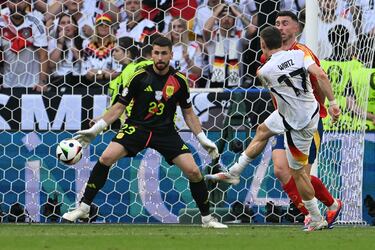 1-1. Centro al segundo palo, cabecea Kimmich hacia atrás y Florian Wirtz, libre de marca, remata cruzado, el balón toca en el palo y entra en la portería de Unai Simón.