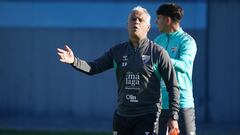 Sergio Pellicer, dando instrucciones durante un entrenamiento.