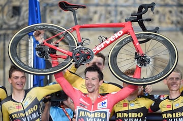 El ciclista del Jumbo-Visma logr¨® vencer el pasado domingo 5 de septiembre su tercera Vuelta a Espa?a consecutiva, algo que antes solo hab¨ªa conseguido el suizo Tony Rominger. Adem¨¢s, Roglic, que en octubre cumplir¨¢ 32 a?os, consigui¨® la medalla de oro en los Juegos Ol¨ªmpicos de Tokio en la prueba de contrarreloj, y puede presumir de haber sido tercero en el Giro de Italia (2019), segundo en el Tour de Francia y campe¨®n de varias Cl¨¢sicas y vueltas menores.