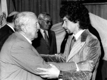 Bermab¨¦u saludando al jugador Paul Breitner