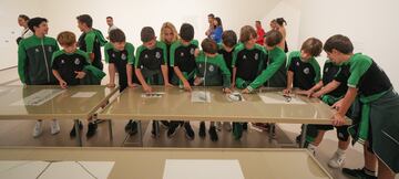 Jóvenes canteranos del Racing, dentro de las exposiciones del Centro Botín.