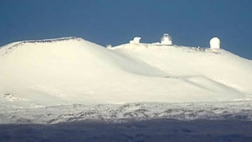 La cima del volcán Mauna Kea, en Hawái, cubierto de nieve tras las nevadas de estos días.