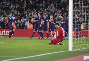 ¡¡DOBLETE DE ANSU FATI!! ¡De nuevo combinación de Messi y el canterano! ¡Recibió dentro del área, disparó con potencia con la zurda, Aitor no blocó bien la pelota y se introdujo el balón en su portería!