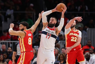 ATLANTA, GEORGIA - OCTOBER 28: Jonas Valanciunas #17 of the Washington Wizards is defended by David Roddy #8 and Larry Nance Jr. #22 of the Atlanta Hawks during the fourth quarter at State Farm Arena on October 28, 2024 in Atlanta, Georgia. NOTE TO USER: User expressly acknowledges and agrees that, by downloading and/or using this photograph, user is consenting to the terms and conditions of the Getty Images License Agreement.   Kevin C. Cox/Getty Images/AFP (Photo by Kevin C. Cox / GETTY IMAGES NORTH AMERICA / Getty Images via AFP)