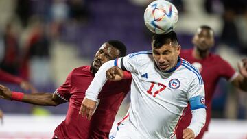 Vienna (Austria), 27/09/2022.- M B Ismail Mohamad of Qatar (L) and Gary Medel of Chile (R) in action during the International Men's Friendly soccer match between Qatar and Chile in Vienna, Austria, 27 September 2022. (Futbol, Amistoso, Viena, Catar) EFE/EPA/CHRISTIAN BRUNA