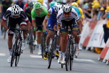 Michael Matthews y Peter Sagan esprintan por la victoria en la meta de Longwy.