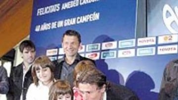 <b>FIESTA. </b>El lateral italiano recibió el cariño de todos.