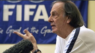 Menotti: "Cómo es posible que por cuatro piedras este partido se juegue fuera de Argentina..."