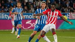 VITORIA (ESPAÑA), 22/09/2023.- El lateral izdo del Alavés Javier López Carballo (c) disputa una posesión ante el delantero ghanés del Athletic Club Iñaki Williams (d) durante el partido correspondiente a la sexta jornada de LaLiga EA Sports que disputan ambos equipos este viernes en el Estadio de Mendizorroza (Vitoria). EFE / L. Rico
