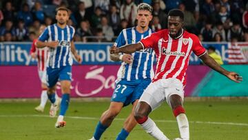 VITORIA (ESPAÑA), 22/09/2023.- El lateral izdo del Alavés Javier López Carballo (c) disputa una posesión ante el delantero ghanés del Athletic Club Iñaki Williams (d) durante el partido correspondiente a la sexta jornada de LaLiga EA Sports que disputan ambos equipos este viernes en el Estadio de Mendizorroza (Vitoria). EFE / L. Rico