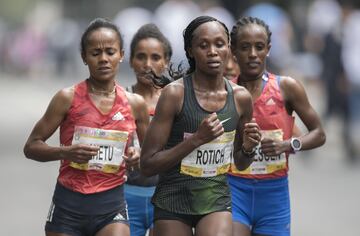 En la rama varonil, Kenia hizo el 1-2-3 conTitus Ekiru, Edwin Koech y Matthew Kipkoech Kisorio. Y en la femenil, Etiopía lo hizo con Etaferahu Woda Temesgen, Fantu Eticha Kimma y Tinbit Gidey Weldegebriel.