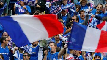 La afici&oacute;n francesa anima a su equipo durante las semifinales de Copa Davis ante Serbia en el estadio Pierre Mauroy de Lille.