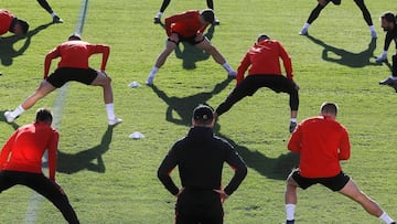 Simeone, con los futbolistas del Atl&eacute;tico en un entrenamiento.