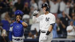 NEW YORK, NEW YORK - JULY 29: Aaron Judge #99 of the New York Yankees reacts after his eighth inning grand slam home run as MJ Melendez #1 of the Kansas City Royals looks at Yankee Stadium on July 29, 2022 in New York City.   Jim McIsaac/Getty Images/AFP
== FOR NEWSPAPERS, INTERNET, TELCOS & TELEVISION USE ONLY ==