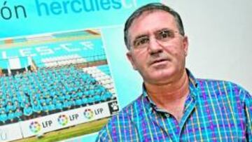 <b>LAS FICHAS. </b>Miguel Aracil, jefe de la cantera del Hércules, enseña a AS las licencias de los fichajes blancos.