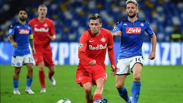 Salzburg&#039;s Austrian midfielder Zlatko Junuzovic (C) gets ahead of Napoli&#039;s Belgian forward Dries Mertens (R) during the UEFA Champions League Group E football match Napoli vs Salzburg on November 5, 2019 at the San Paolo stadium in Naples. (Phot