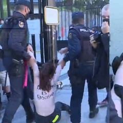 Protestas de Femen en el colegio donde vota Rocío Monasterio: "¡Al fascismo, ni voto ni permiso!"