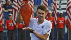 Alex De Minaur posa con el trofeo de campe&oacute;n del BB&amp;T Atlanta Open en el Atlantic Station de Atlanta, Georgia tras ganar en la final a Taylor Fritz.