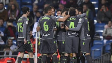 Los jugadores de la Real Sociedad celebran un gol.
