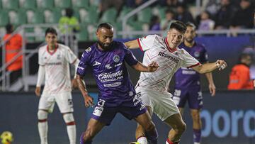 Jordan Sierra (L) of Mazatlan fights for the ball with Franco Romero (R) of Tolucaduring the 3rd round match between Mazatlan FC and Toluca as part of the Liga BBVA MX, Torneo Clausura 2025 at El Encanto Stadium, on January 24, 2025 in Mazatlan, Sinaloa, Mexico.