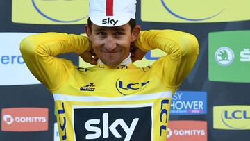 Michal Kwiatkowski posa con el maillot amarillo de l&iacute;der tras la cuarta etapa de la Par&iacute;s-Niza.