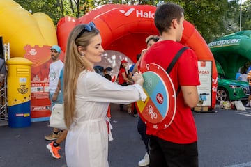 AS celebró la última etapa de La Vuelta 2024 con varias actividades en la ‘fan zone’. El público pudo montarse en un looping o participar en una competición de bicicletas estáticas y  poner a prueba sus conocimientos sobre La Vuelta con un juego de preguntas.