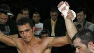 <b>NO PUDO SER.</b> Ambos pújiles agradecen el apoyo del público tras la pelea.