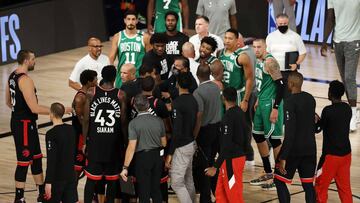 Tangana al final del sexto partido de las semifinales de la Conferencia Este de los playoffs de la NBA 2020 entre Boston Celtics y Toronto Raptors