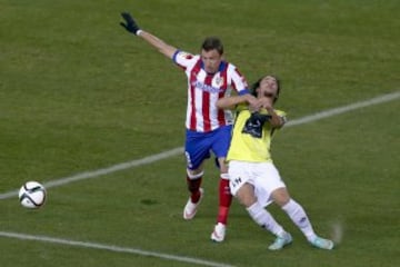 GRA367. MADRID, 18/12/2014.- El delantero croata del Atlético de Madrid Mario Mandzukic (i) disputa un balón con el centrocampista del L'Hospitalet Alejandro Barrera (d), durante el partido de vuelta de los dieciseisavos de final de la Copa del Rey que se juega esta tarde en el estadio Vicente Calderón. EFE/JuanJo Martín