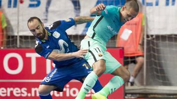 Ricardinho y Ferrao pugnan por un balón durante la final de LNFS entre Inter Movistar y Barcelona Lassa.