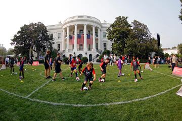 El fútbol o soccer, como se conoce al deporte rey en Estados Unidos, tiene cada vez un mayor seguimiento en el país de las barras y estrellas, quizá por la llegada de cracks de la talla de Leo Messi a la MLS. Un claro ejemplo de ello es esta fotografía, en la que un grupo de niños participa en un clinic en el Jardín Sur de la Casa Blanca.