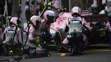 Sergio Perez, de Force India, haciendo un pit stop durante la temporada 2017.