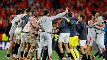 Soccer Football - Europa League - Semi Final - Second Leg - Sevilla v Juventus - Ramon Sanchez Pizjuan, Seville, Spain - May 18, 2023 Sevilla's Tanguy Nianzou celebrates with teammates after the match REUTERS/Marcelo Del Pozo