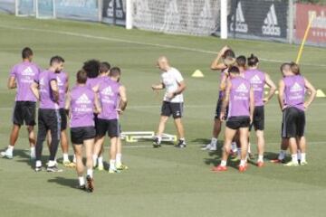 Buen ambiente en el intenso entrenamiento de Zidane