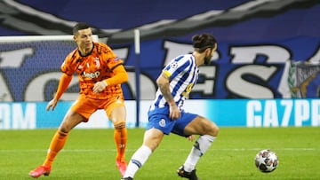 Cristiano, junto a Sergio Oliveira, del Oporto.
