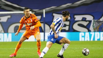 Cristiano, junto a Sergio Oliveira, del Oporto. 