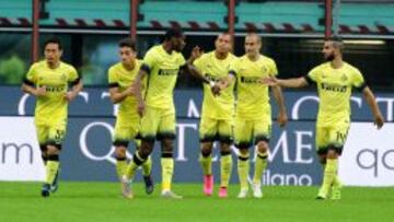 Los jugadores del Inter celebran el gol de Geofrey Kondogbia (3i).