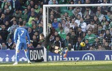 Gol 0-3 de Benzema durante el partido Betis - Real Madrid de la vigésima jornada de Liga de Primera División disputado en el estadio Benito Villamarín de Sevilla.